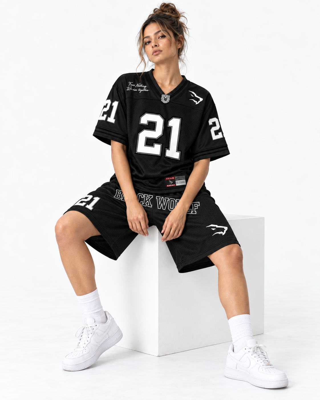Set Alpha Season Black Wolf - modelo mujer pose sentada