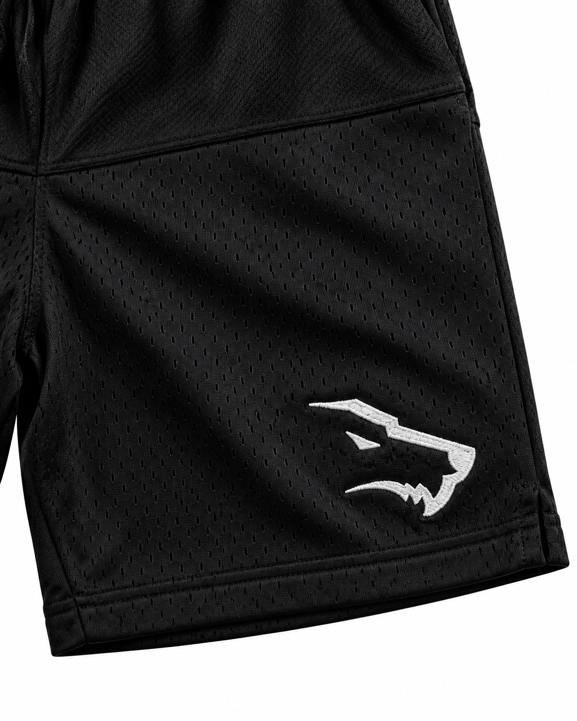 Short Varsity 21 Black Wolf - detalle del logo de lobo bordado